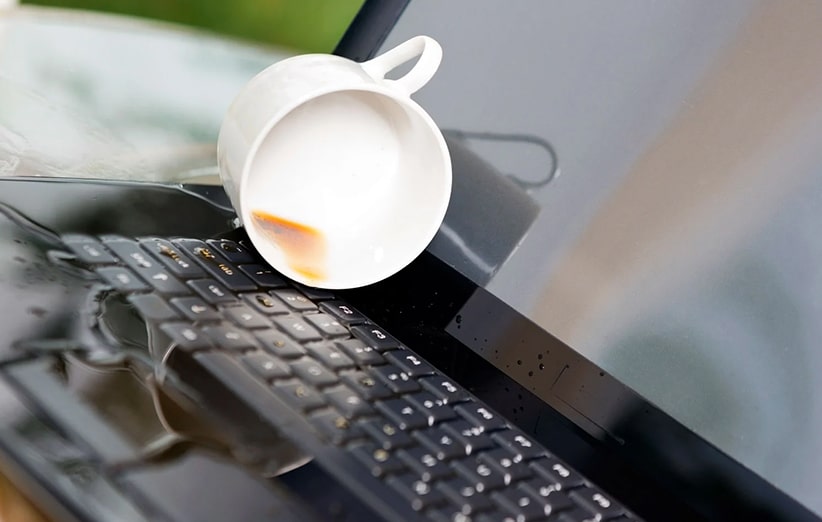 ریختن چای روی لپ تاپ